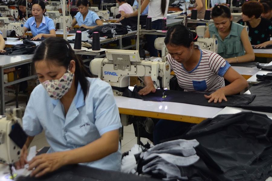 Phần đông người lao động sản xuất trực tiếp đang có đời sống khó khăn, vất vả. Vì vậy họ luôn mong được tăng lương nhằm đảm bảo cuộc sống. Ảnh minh họa: VŨ HẢI