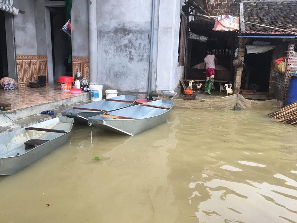 Sân nhà bỗng biến thành sông