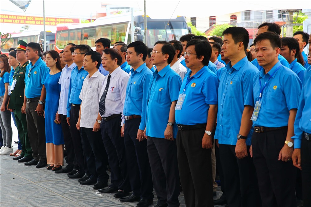 Đoàn cán bộ Tổng LĐLĐVN và 70 CNLĐ xuất sắc tưởng nhớ anh linh lãnh tụ Nguyễn Đức Cảnh.
