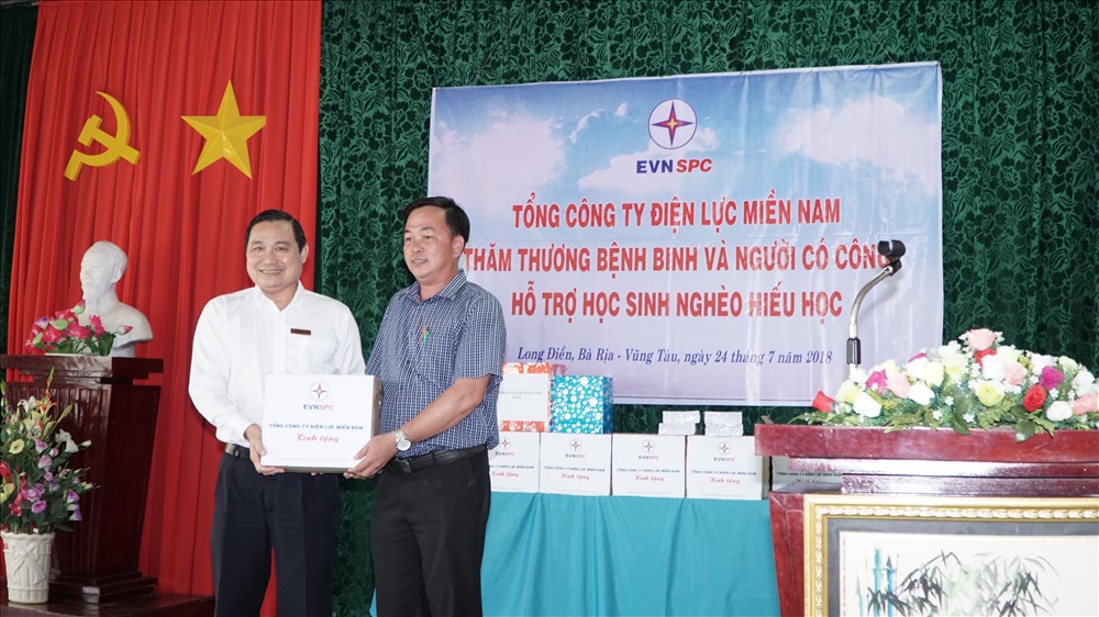 Dịp này, đoàn công tác của EVNSPC tặng 1.000 cuốn tập cho học sinh