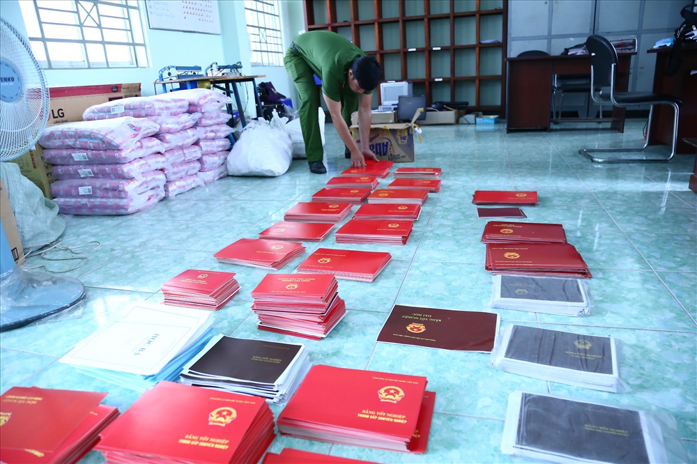 Sản phẩm bằng cấp giả do các đối tượng sản xuất ra.