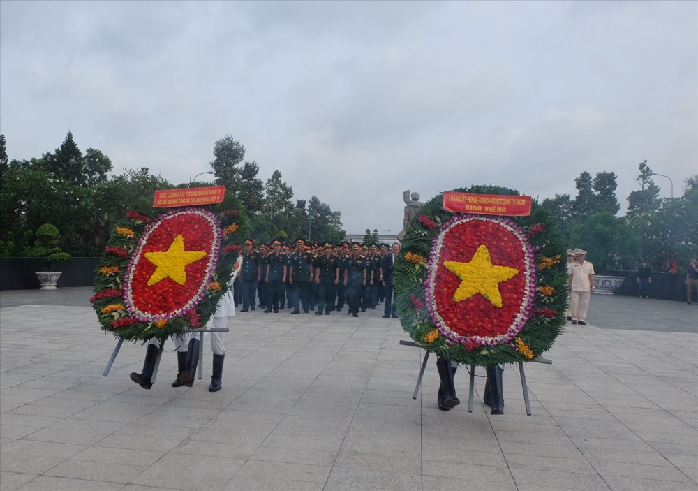 Các đồng chí lãnh đạo TPHCM dâng hoa tại Nghĩa trang Liệt sĩ TP.