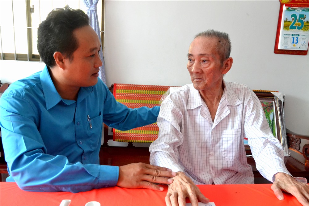 Phó Chủ tịch LĐLĐ Kiên Giang Phạm Văn Đằng thăm hỏi ông Nguyễn Thanh Tường- nguyên Chủ tịch LĐLĐ Kiên Giang. Ảnh: Lục Tùng