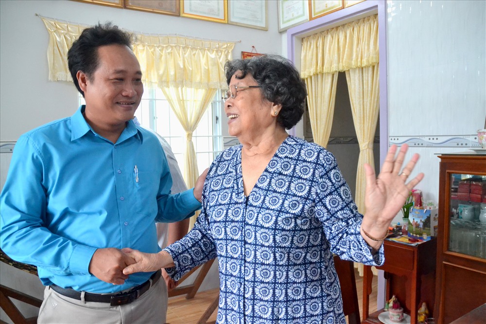 Ông Phạm Văn Đằng thăm, chúc sức khỏe bà Nguyễn Thị Liên. Ảnh: Lục Tùng