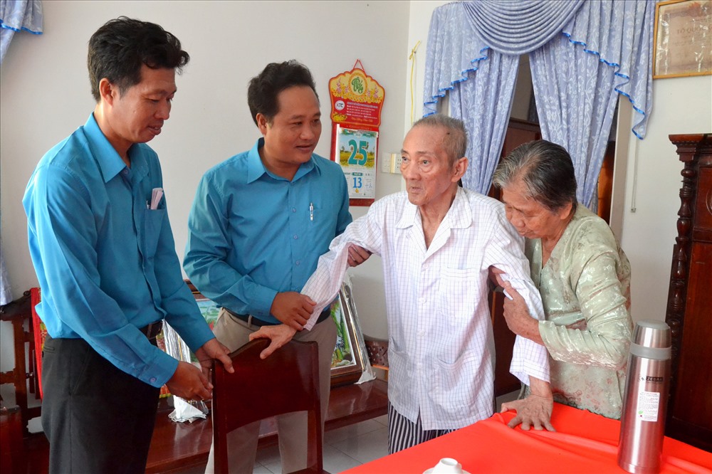 Đoàn công tác LĐLĐ Kiên Giang thăm cán bộ Công đoàn cao tuổi. Ảnh: Lục Tùng.
