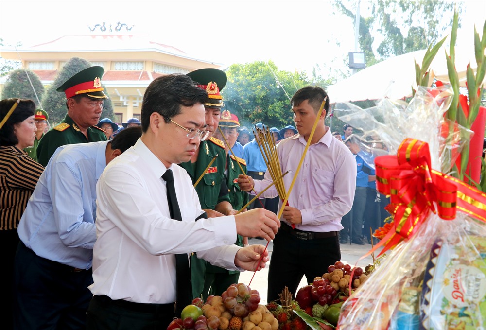 Bí thư Tỉnh ủy Kiên Giang Nguyễn Thanh Nghị thắp hương cho các liệt sĩ. Ảnh: LT