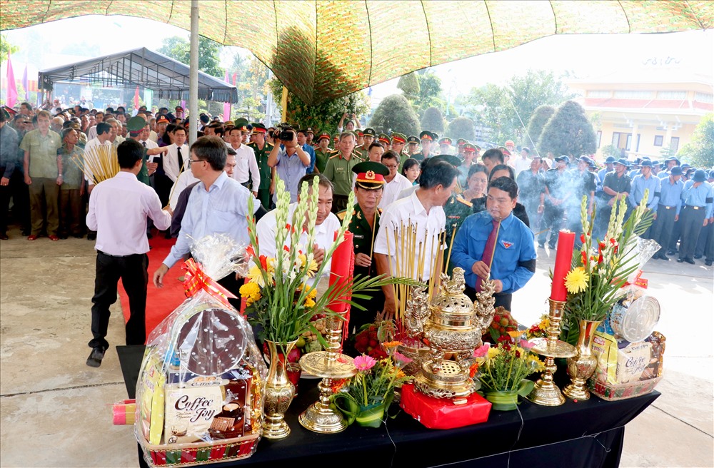 Kiên Giang trang trọng tổ chức truy điệu, an táng hài cốt liệt sĩ. Ảnh: LT
