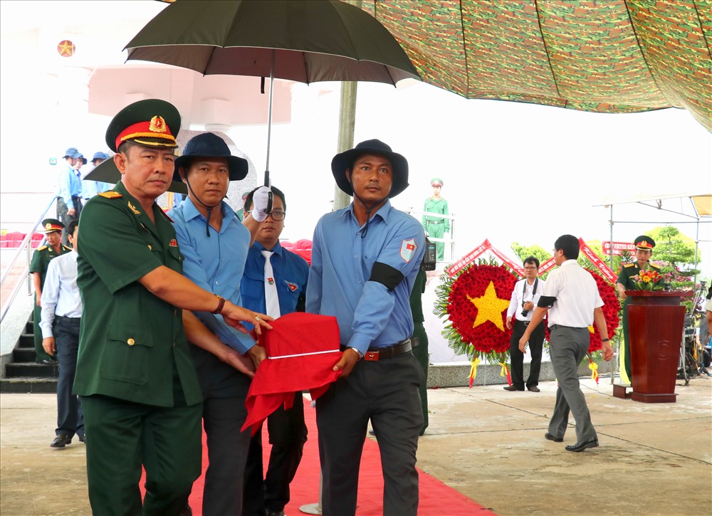 Đại diện lực lượng quân đội đưa hài cốt các liệt sĩ về nơi an nghỉ, Ảnh: LT