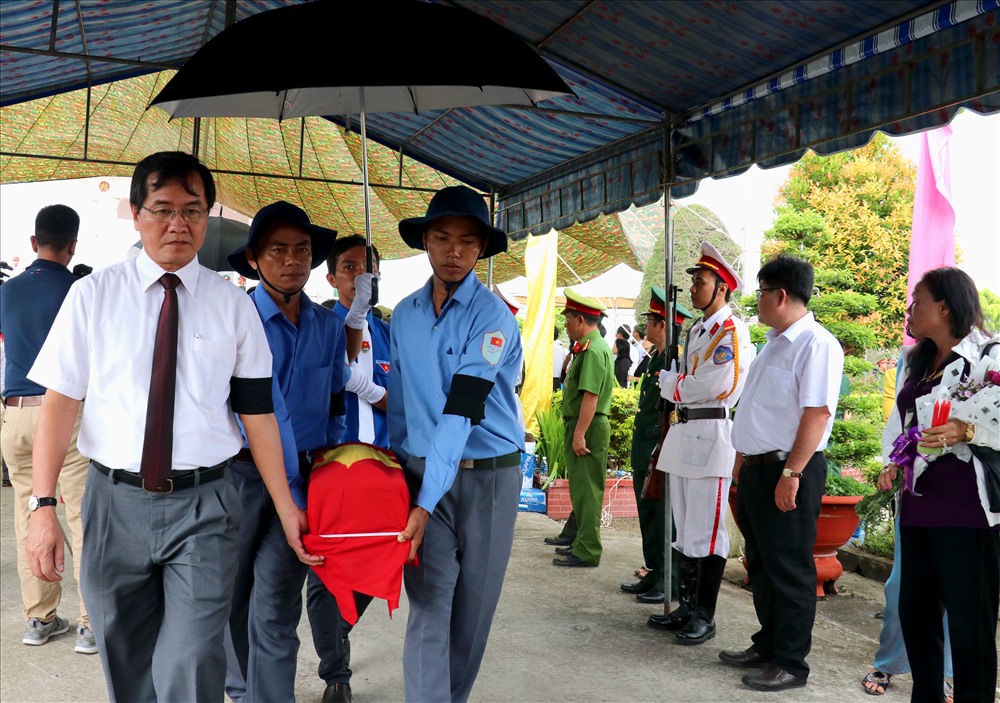 Nghiêm trang tiễn đưa hài cốt liệt sĩ đến nơi an táng. Ảnh: LT