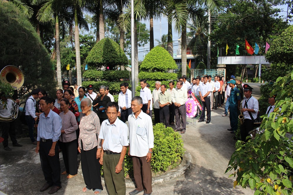 Đông đảo bà con trong xã đến viếng nghĩa trang trong ngày 27.7.