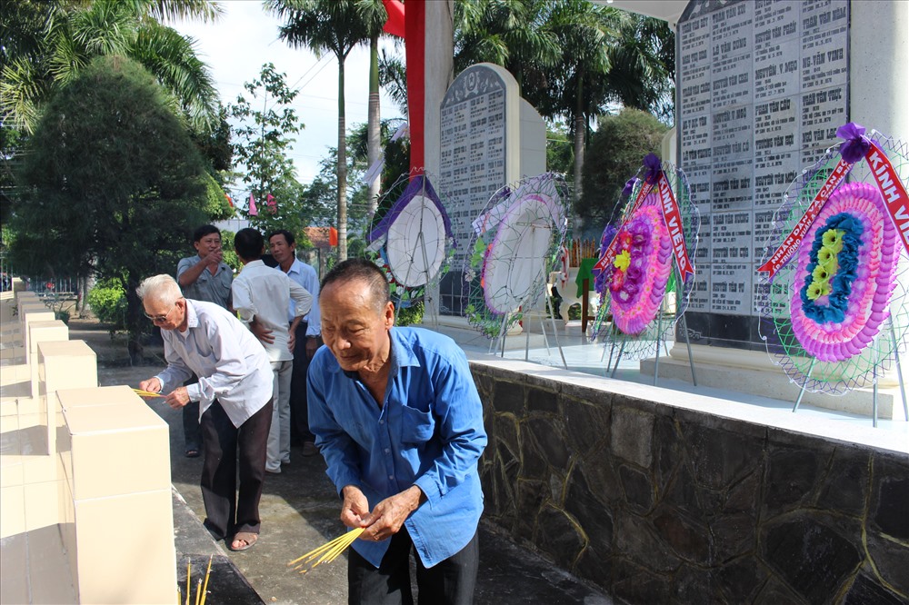 Thắp nhang cho đồng đội.