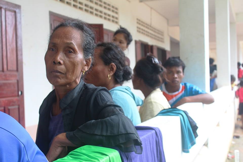 Gương mặt thẩn thờ của người dân vì những gì đã xảy ra và tương lai bất định phía trước. Ảnh: Đình Văn