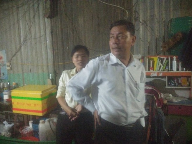 Lãnh đạo ngành giáo dục huyện Bình Chánh, TP.HCM đến thăm cháu D. Ảnh K.L