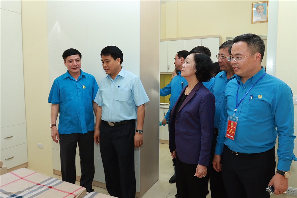 Đồng chí Trương Thị Mai - Ủy viên Bộ Chính trị, Bí thư Trung ương Đảng, Trưởng Ban Dân vận Trung ương đã tới thăm quan 3 căn hộ mẫu của Khu Thiết chế CĐ Hà Nam tại Khu công nghiệp Đồng Văn II (tỉnh Hà Nam).