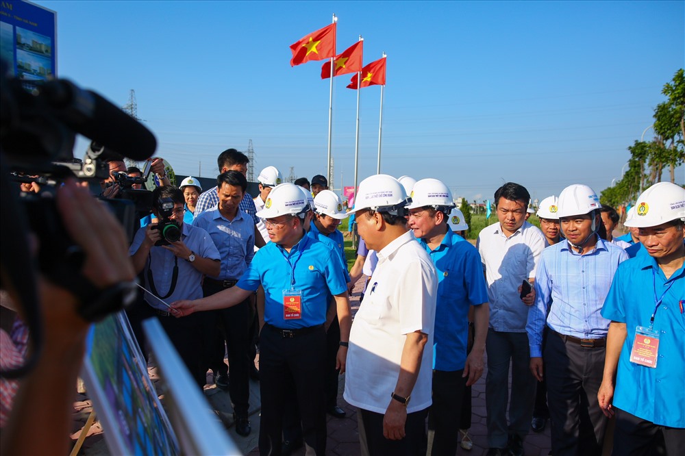 Trưởng Ban Quản lý dự án thiết chế Công đoàn Trần Văn Khải giới thiệu mô hình Khu thiết chế công đoàn tại tỉnh Hà Nam với Thủ tướng Chính phủ Nguyễn Xuân Phúc. Ảnh: Hải Nguyễn