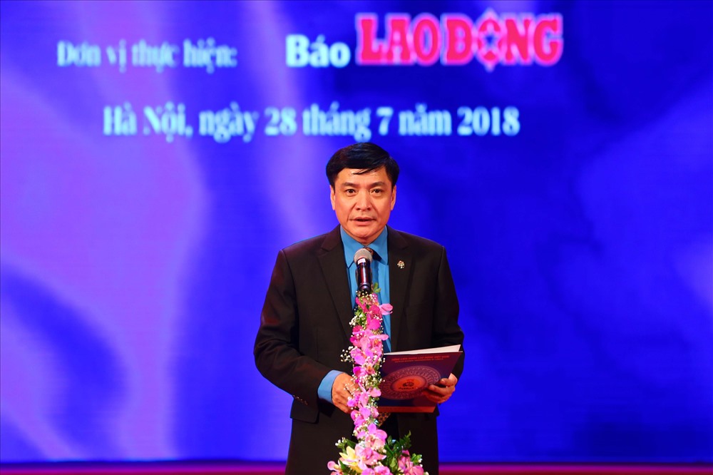 Các nghệ sĩ cùng nhóm múa trình diễn ca khúc “Vinh quang Tổ quốc Việt Nam“. Ảnh: Hải Nguyễn
