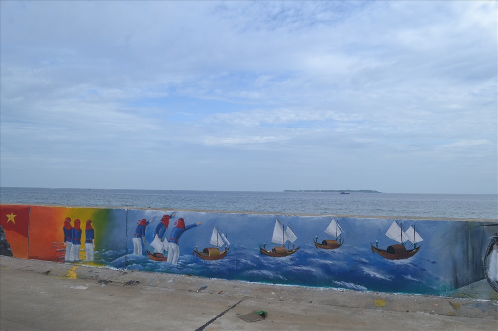 Nghi thức thả thuyền ra Hoàng Sa trong nghi lễ Khao lề thế lính Hoàng Sa của cư dân đảo Lý Sơn cũng được khắc họa sinh động, ấn tượng.