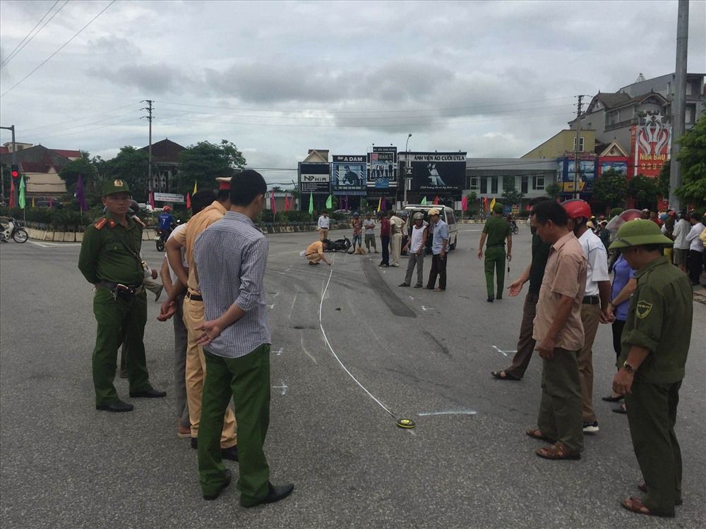 Lực lượng chức năng khám nghiệm hiện trường vụ TNGT
