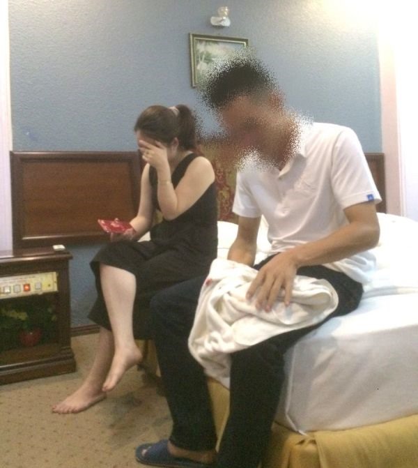 CSGT và cô giáo mầm non bị bắt quả tang đang ở chung phòng trong khách sạn.