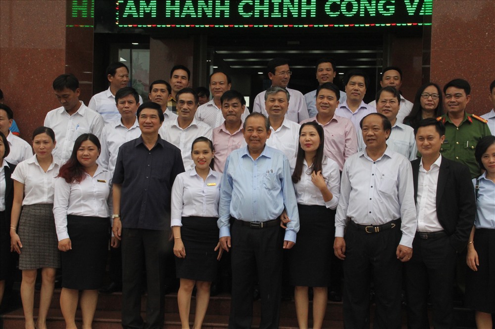 Phó Thủ Tướng cùng Đoàn công tác của Ban chỉ đạo cải cách hành chính của Chính phủ và lãnh đạo tỉnh Quảng Nam chụp hình lưu niệm tại Trung tâm Hành chính công và xúc tiến đầu tư. Ảnh: Đ.V