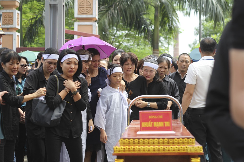 Gia đình thân nhân các chiến sỹ nghẹn ngào giây phút tiễn đưa các anh về Đài hóa thân Hoàn vũ.