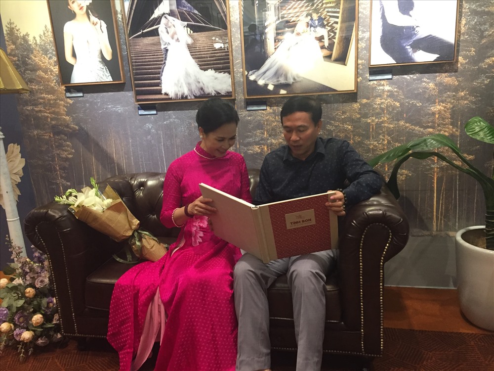 Hơn 30 năm chung sống, NSND Lan Hương và chồng vẫn mặn nồng như thuở mới yêu.