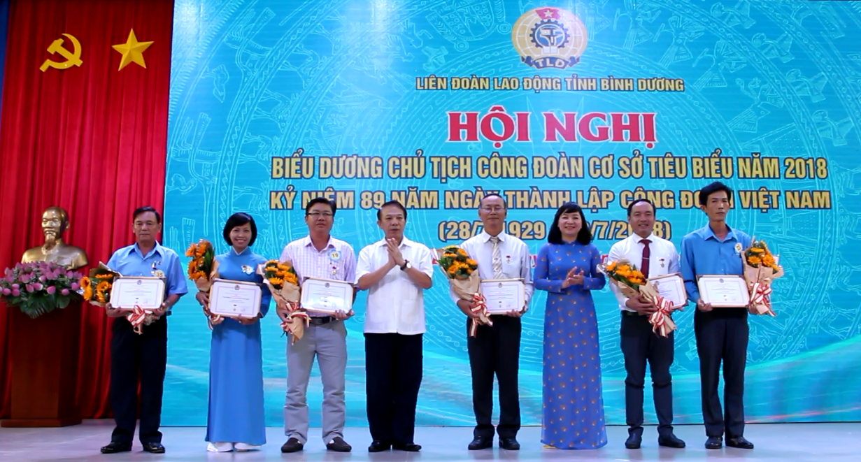 Dịp này, 6 cá nhân cũng được nhận Kỷ niệm chương Vì sự nghiệp CĐ