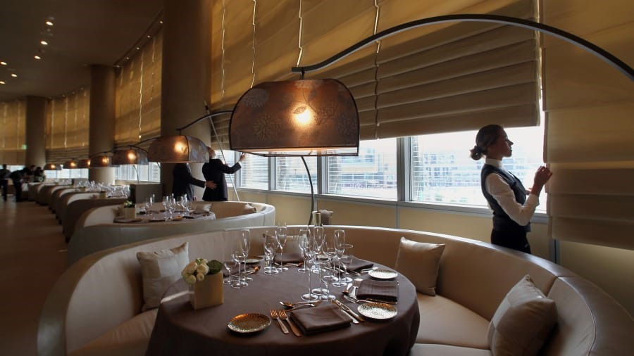 Burj Khalifa thu hút hàng triệu du khách và các vị khách VIP đổ xô về đây mỗi năm. Ảnh: CNN Travel