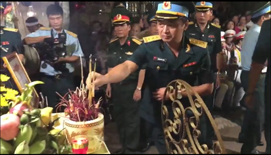 Đồng đội thắp nén hương cho anh. Ảnh: ĐT