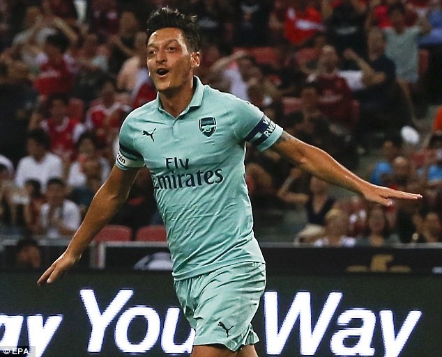 Ozil đã ghi bàn trong dịp đeo băng đội trưởng của Arsenal. Ảnh: EPA.