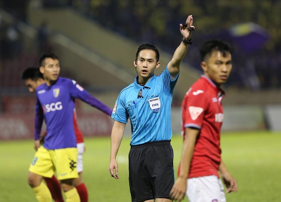 Trọng tài Nathan Chan Rong De làm nhiệm vụ trên sân Cẩm Phả ở vòng 26 V.League 2017. Ảnh: Đăng Huỳnh