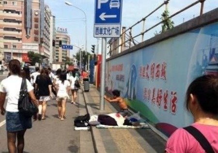 Người ăn xin sẽ quỳ lạy tất cả những ai ngang qua và xin tiền.