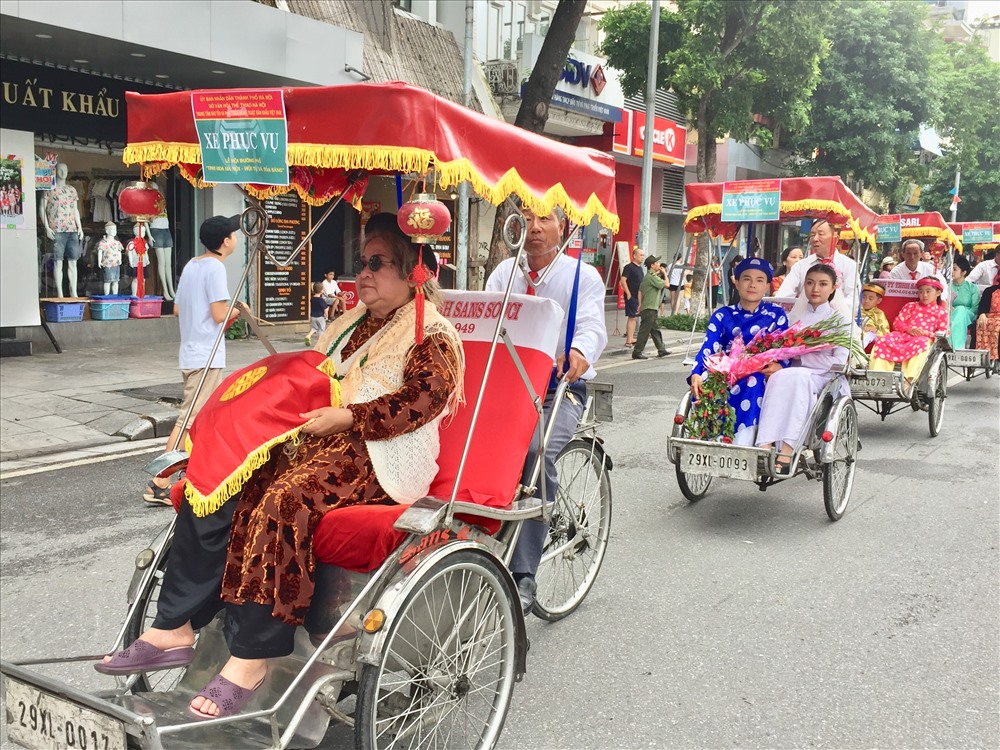 Nghệ sĩ Minh Vượng trong hình ảnh bà mẹ chồng đi xin dâu trong đám cưới.