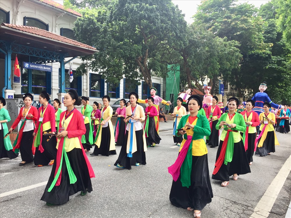 Lễ hội đường phố “Tinh hoa Hà Nội - Hội tụ và tỏa sáng” với sự góp mặt của 5.000 người.