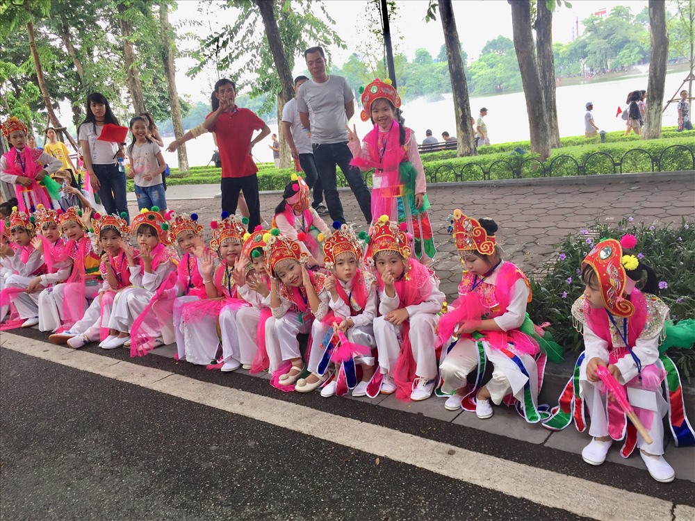 Giây phút nghỉ ngơi của đoàn diễn nhỏ tuổi.