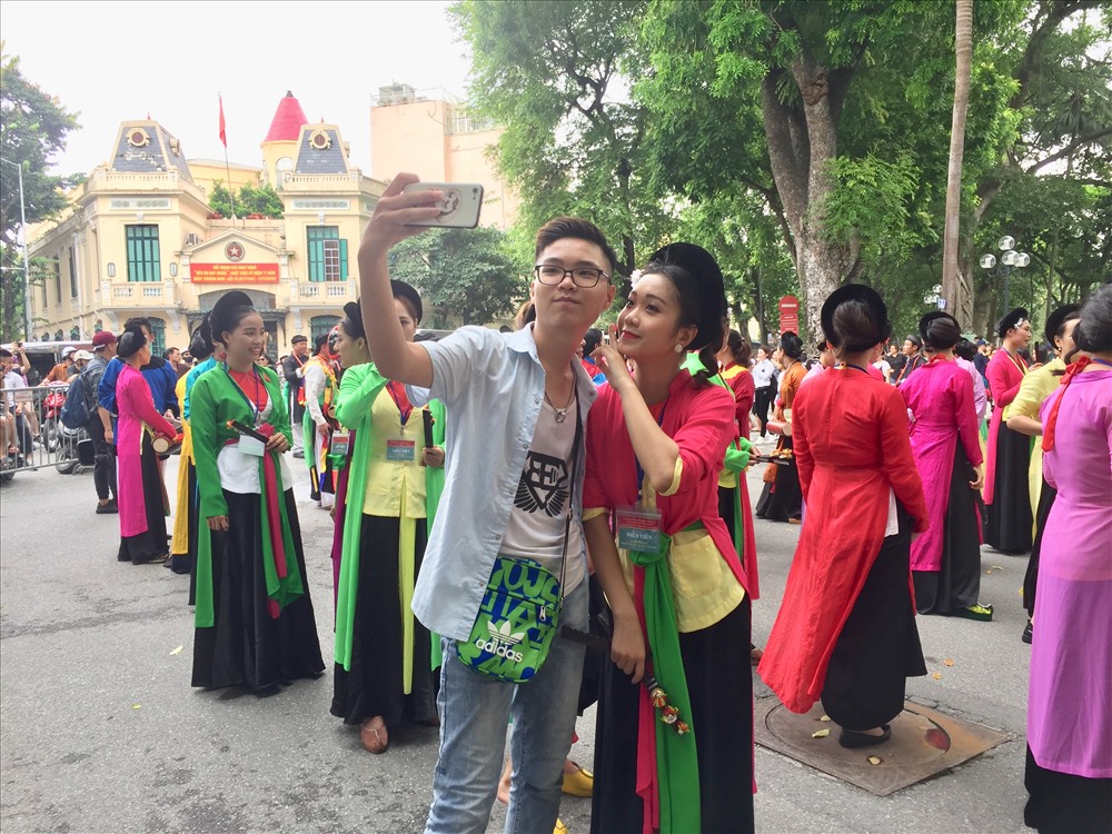 Bạn trẻ Thủ đô tranh thủ chụp ảnh cùng đoàn diễn lúc dừng chân.