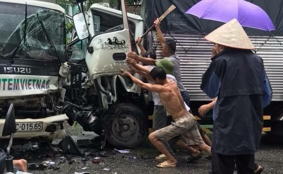 Người dân phá cửa cứu tài xế.