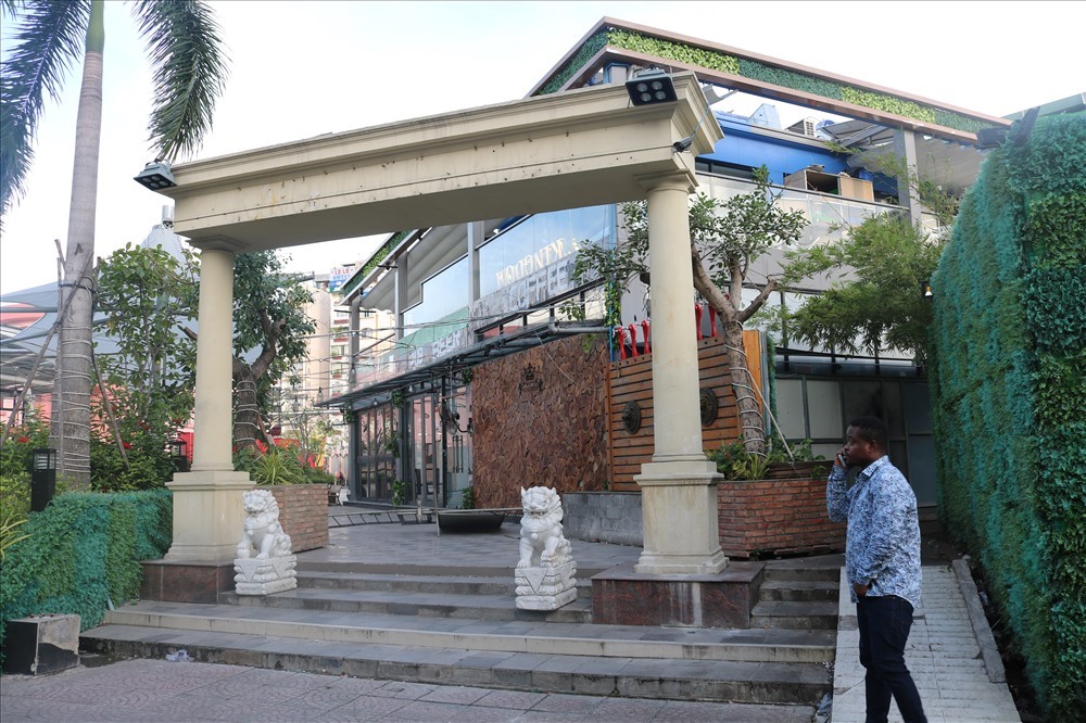 Một nhà hàng lớn được xây trong công viên 23 tháng 9, sắp tới sẽ di dời trả lại mặt bằng cho công viên để quy hoạch lại. Ảnh: Văn Huân