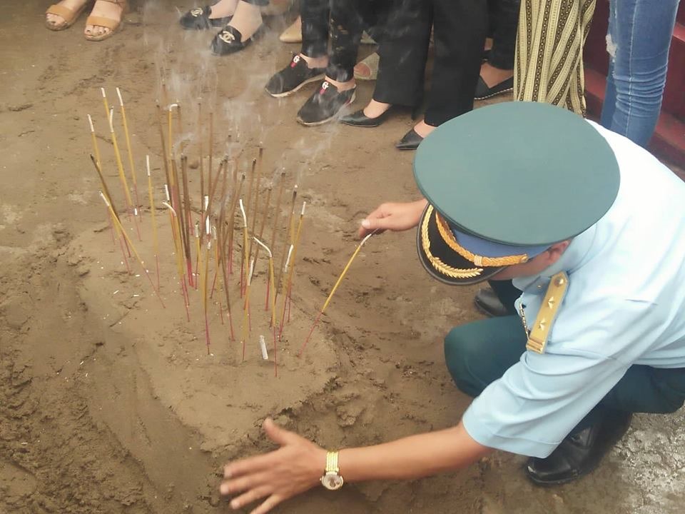 Đồng đội anh cũng thắp nén nhang tiễn biệt người anh, người đồng đội, người thầy đáng kính, người cán bộ kiên trung, hết mình vì lực lượng, vì sự nghiệp các mạng của Đảng và nhà nước.