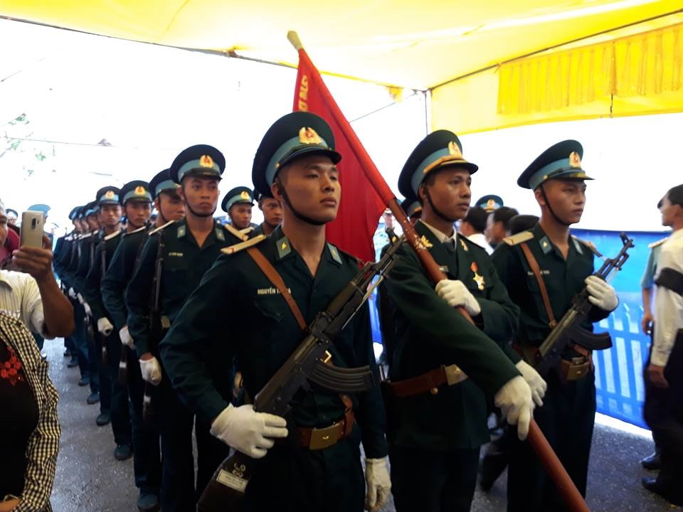 14h chiều nay, lễ truy điệu, an táng liệt sỹ Đại tá Phạm Giang Nam được cử hành trọng thể, hàng dòng người lặng lẽ nối đuôi nhau tiễn biệt người con quê lúa Thái Bình.