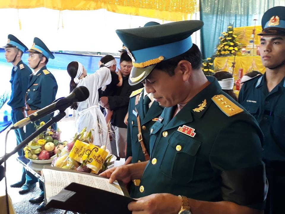 Đại tá Hoàng Trung Kiên – Phó Chính ủy Sư đoàn Không quân 371 thay mặt gia đình cùng Quân chủng Phòng không – Không quân đọc điếu văn và cử hành lễ truy điệu Đại tá Phạm Giang Nam.