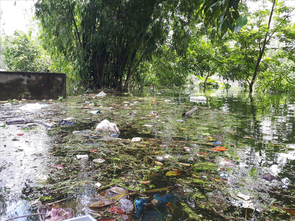 Nhiều người dân rất lo lắng bởi tình trạng rác thải ngổn ngang sẽ dẫn tới ô nhiễm môi trường, phát sinh dịch bệnh sau mưa lũ.