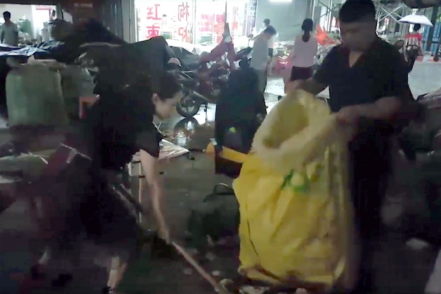 Tiểu thương Trung Quốc đang dùng xẻng để hót những “rác thuốc” rồi đóng vào bao tải. Ảnh: PV