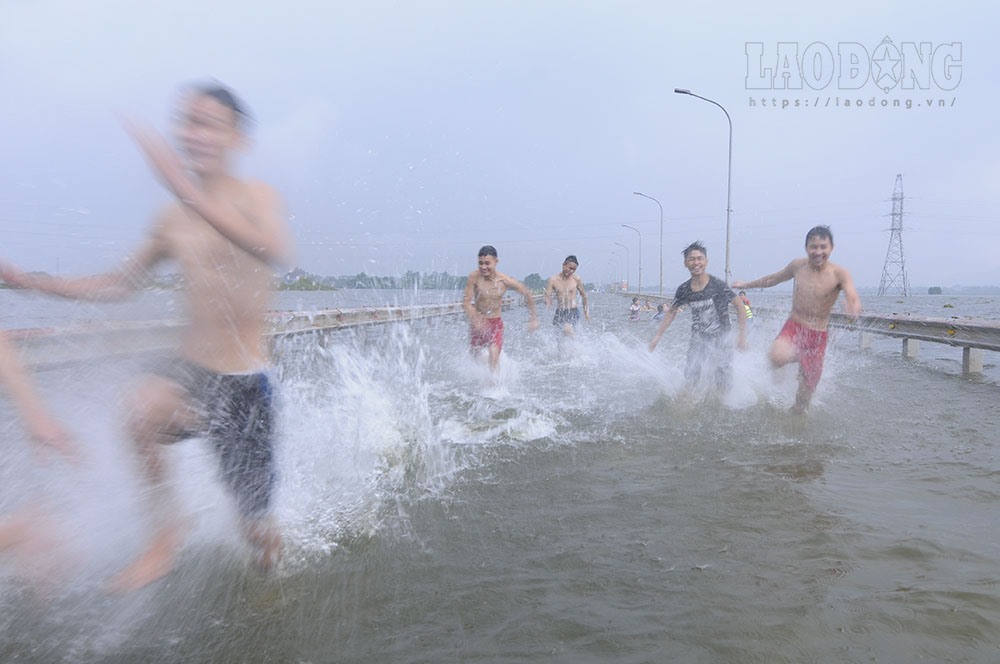 Nhiều gia đình cho các em nhỏ tới đây tập bơi.