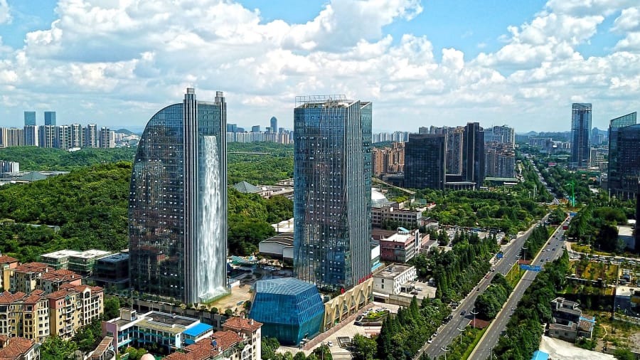 Thác nước từ tòa tháp Liebian International Plaza. Ảnh: CNN Travel