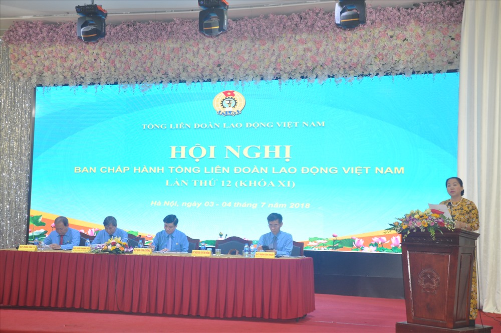 Đồng chí Nguyễn Thị Thu Hồng, Phó Chủ tịch Tổng LĐLĐVN điều hành phiên làm việc buổi sáng 3.7.