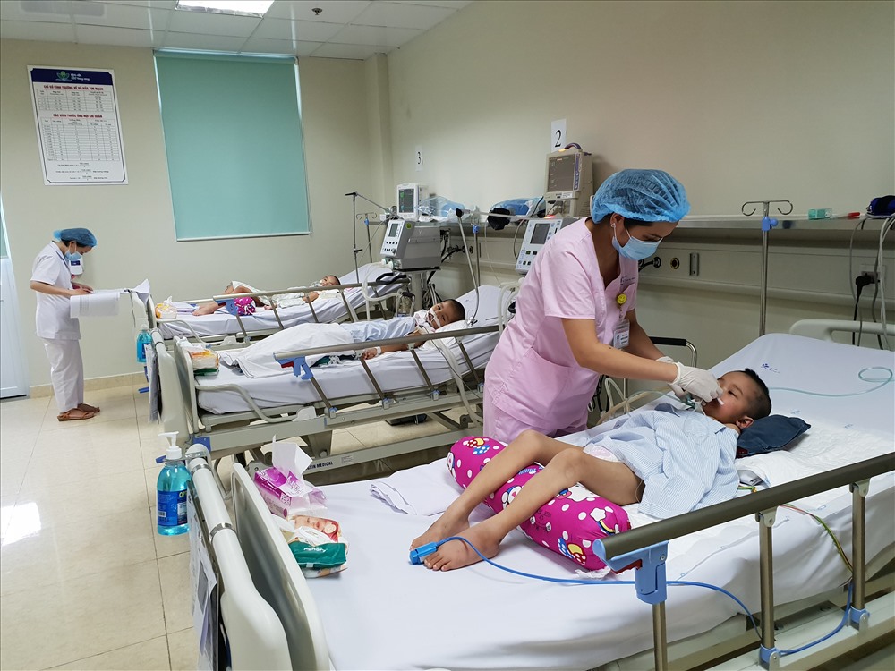 Y bác sĩ chăm sóc cho các bé mắc viêm não NB. Ảnh: Thùy Linh