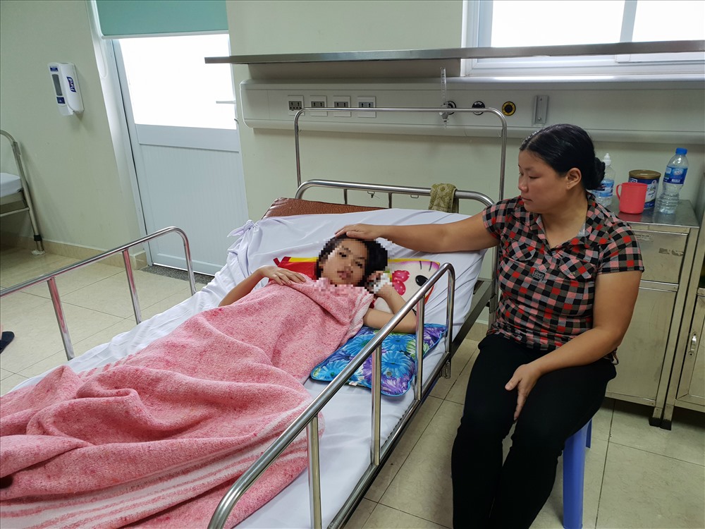 Hôm nay là ngày sinh nhật của bé Ý Nhi, nhưng em đã không được đón sinh nhật trọn vẹn cùng bạn bè và người thân. Chỉ có mẹ ở bên em. Ảnh: Thùy Linh
