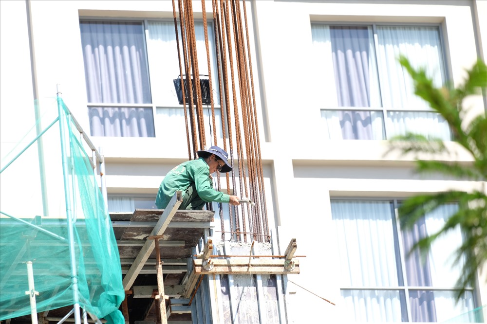 Các công nhân xây dựng làm việc giữa trời cái nắng oi bức của miền Trung
