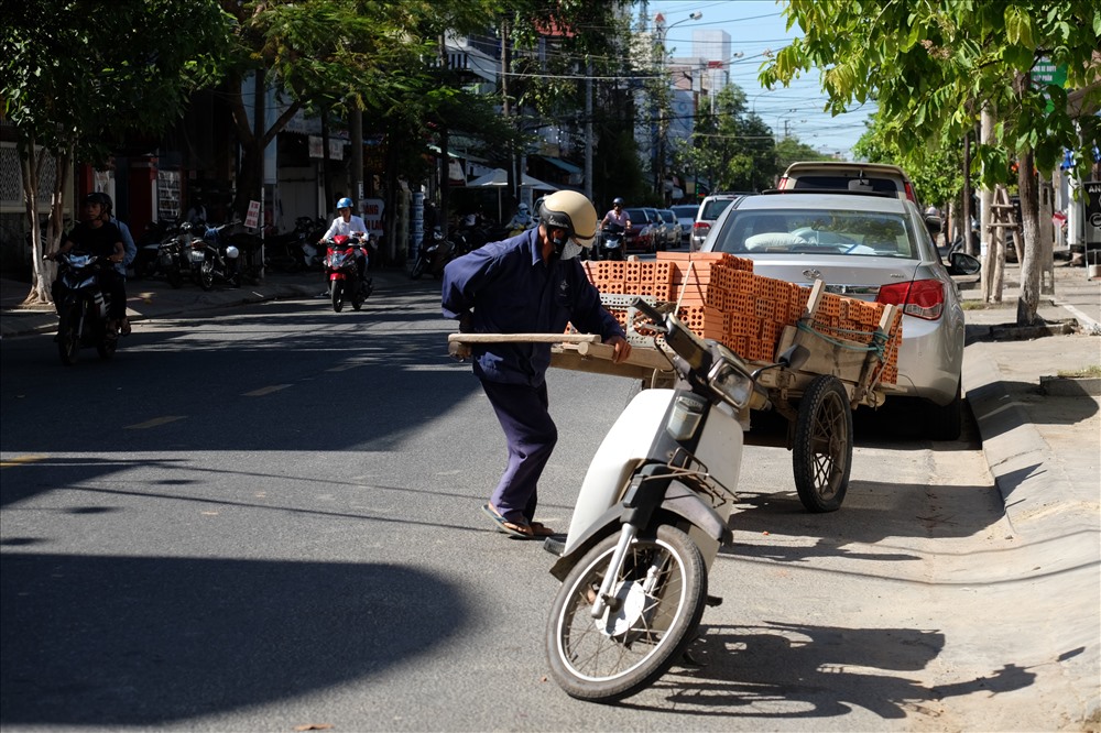Vận chuyển vật liệu giữa cái nắng gần 40 độ
